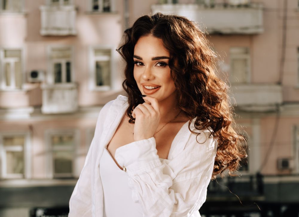 “Я дуже хочу, щоб кожен хоча б раз у житті відчув таке кохання”: молода українська співачка ALINA FEELS презентує новий стильний трек