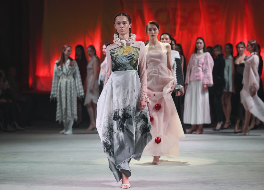 Любов і Воїни: Караванська представила у Львові перформенс-дефіле «Любов — це талісман»