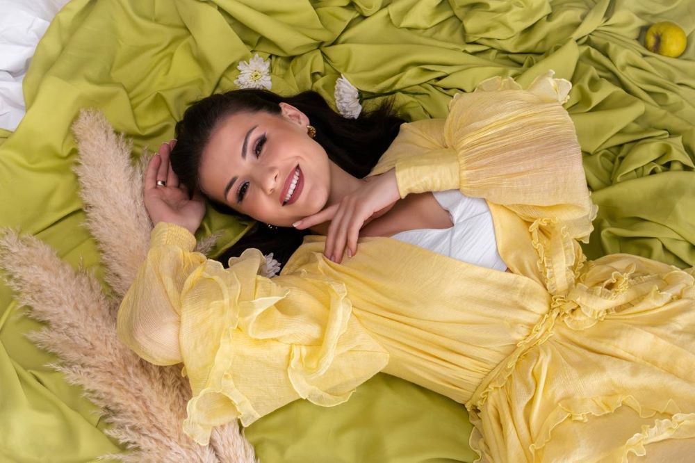 На українській сцені засяяло нове ім’я: співачка із Закарпаття Євгенія Хланта гучно заявила про себе прем’єрою «Ромашки»