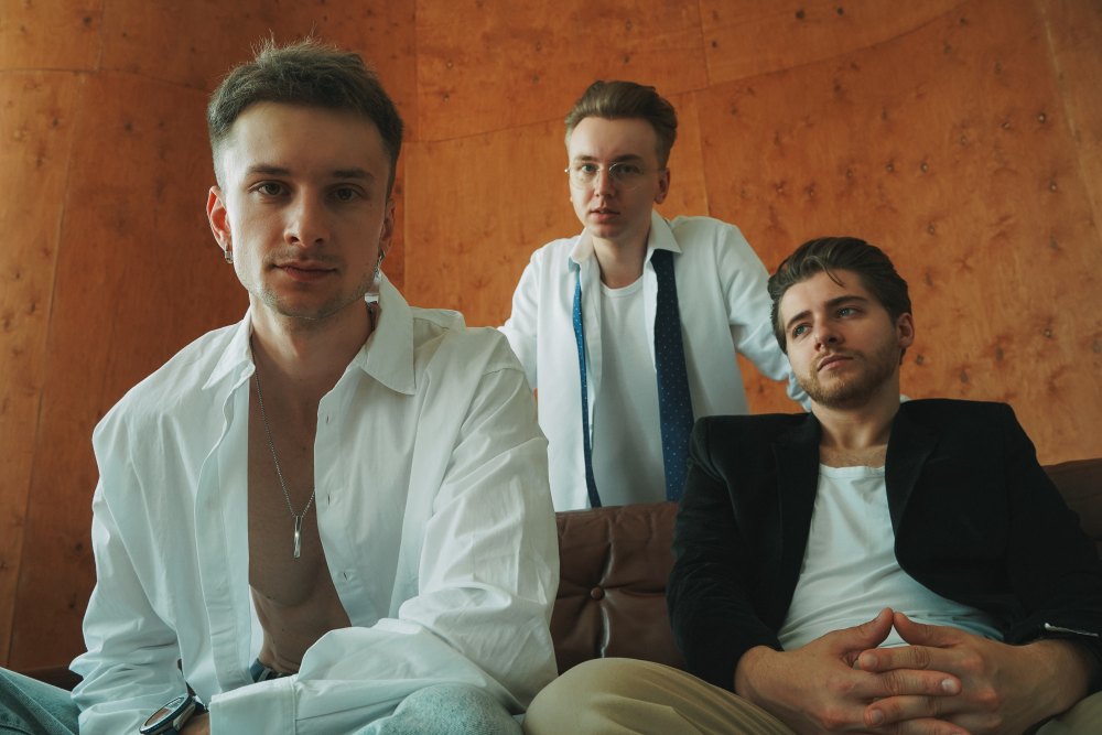“DVAtion” - дебютний EP гурту DVA, написаний між Китаєм і мріями