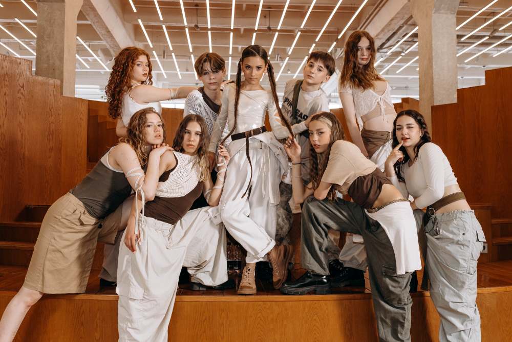 DEMI запалює новим хітом «З DEMI», де поєднані танці, корейська мова та урбан-естетика