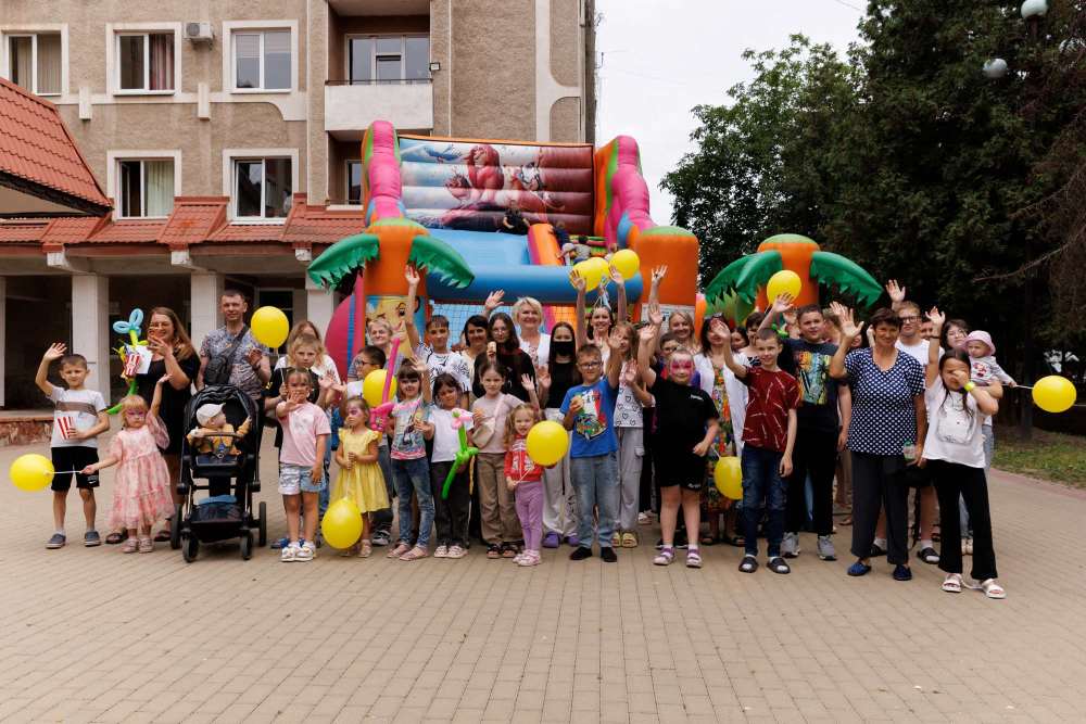 Співачка TAÝNA разом із «На Шапку» влаштувала велике свято для дітей
