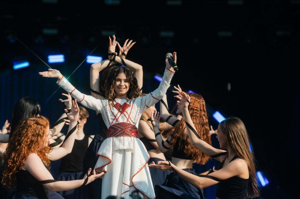 Після тріумфу на Дитячому Євробаченні Sofia Nersesian презентує написаний її татом маніфест «Будь собою»