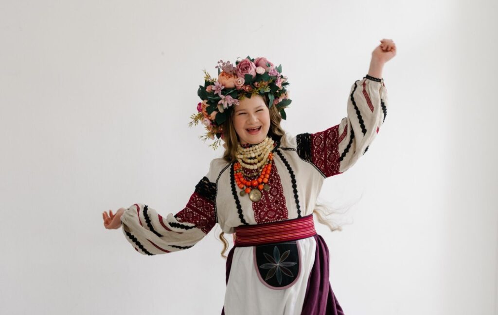 «Пам’ятаю»: Amalia поєднала сучасний поп і український фольклор у новій авторській пісні