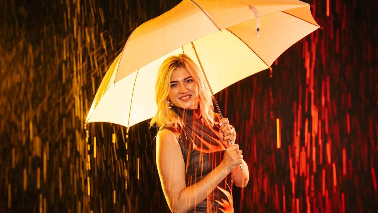 Євгенія Азаріна дебютувала з піснею «Щаслива я» про кохання, біль і новий початок